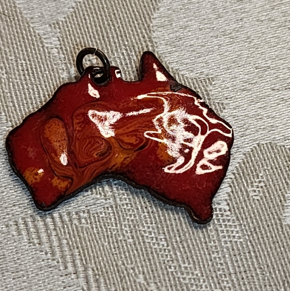 VINTAGE 80s AUSTRALIA MAP ENAMEL PENDANT – RED ORANGE COOPER ART JEWELRY - Picture 2 of 11